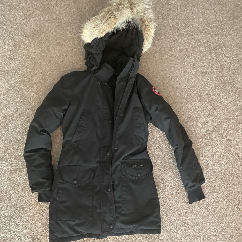 Like new Canada Goose Trillium Parka with fur hood size XS in black